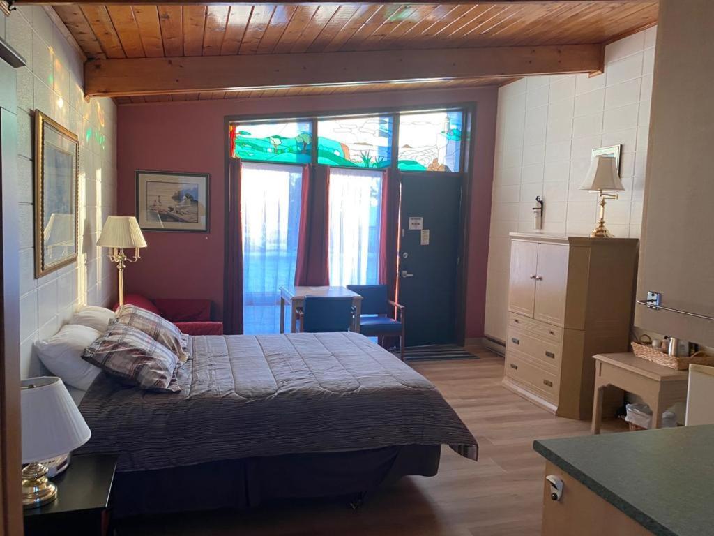 Huron Sands Motel And Restaurant Providence Bay Bagian luar foto