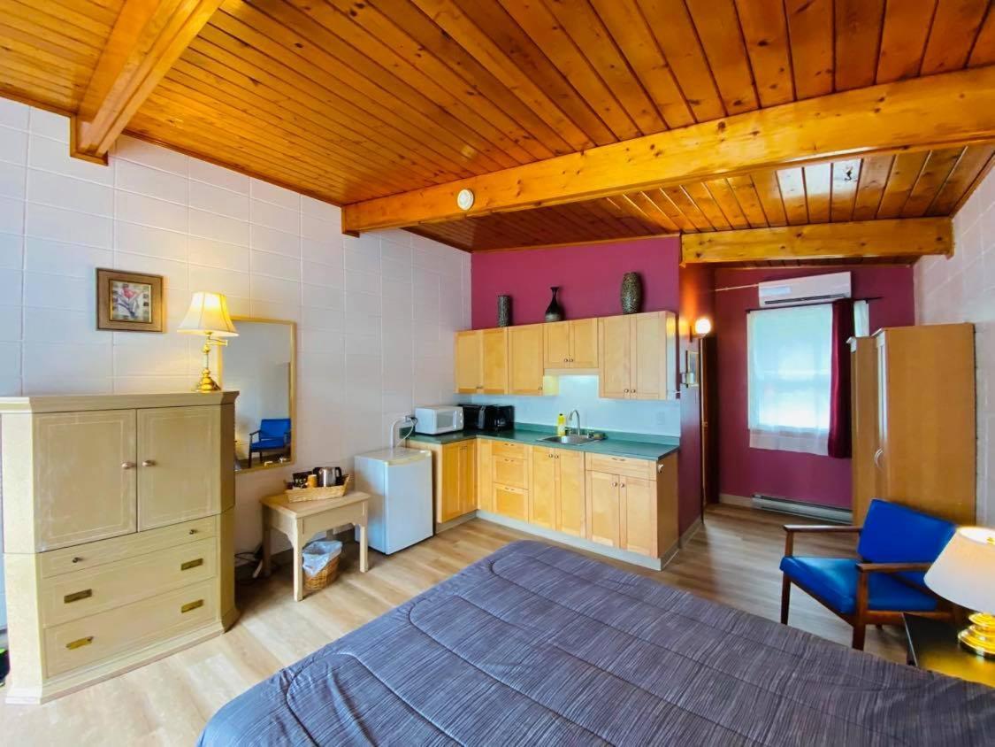 Huron Sands Motel And Restaurant Providence Bay Bagian luar foto